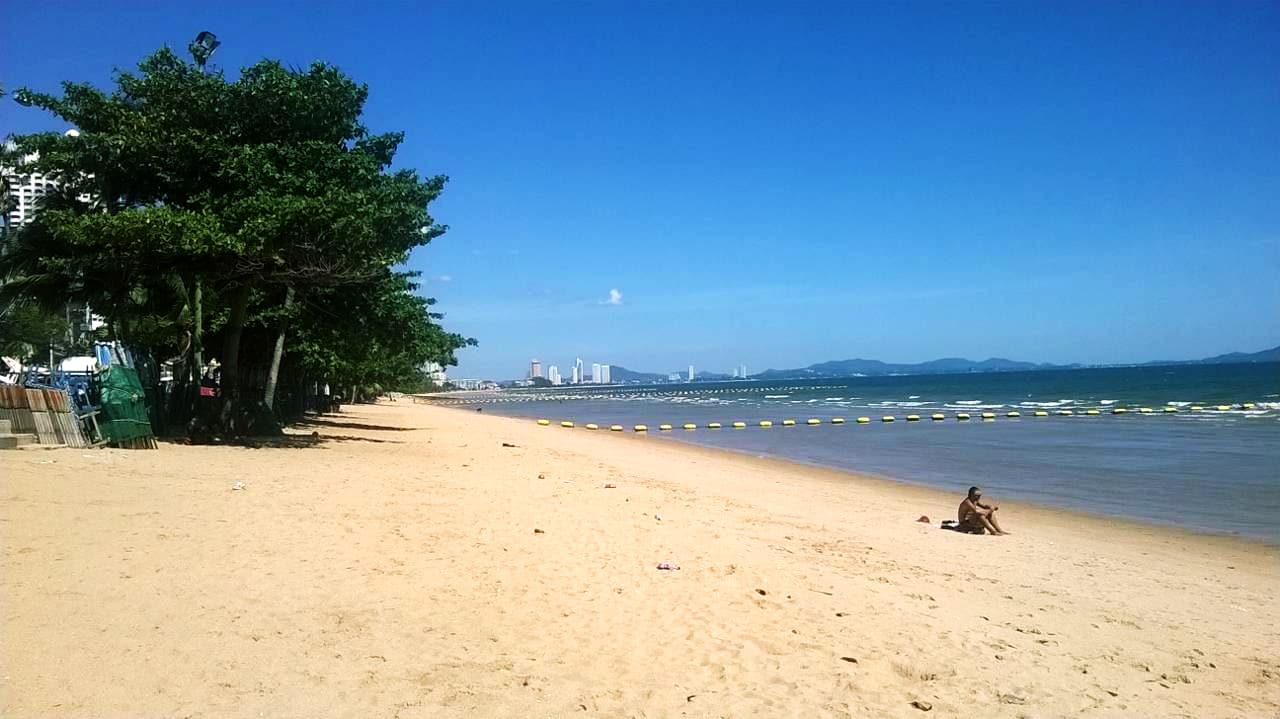 Jomtien Beach near Soi Welcome Jomtien, with trees beside the sand, photographed in June 2015